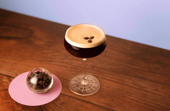 https://www.barschool.net/sites/default/files/styles/articles_list/public/2022-05/Espresso%20Martini.jpg?itok=QcWhUot3